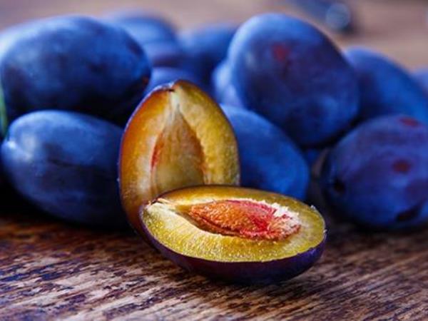 Vsako leto zaradi tega umre na tisoče ljudi, a če bi jedli slive ...